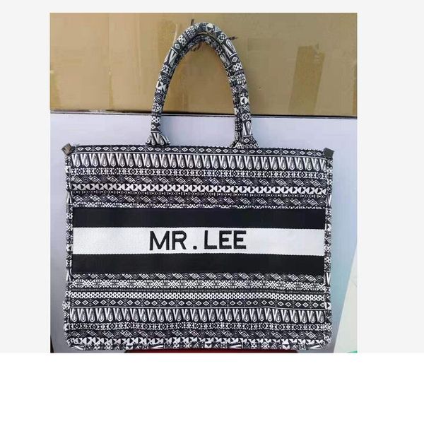 

2020 fashion big capacity tote bag. canvas printed & embroidery handbag . can do personalized shopping bag. need 10pcs order