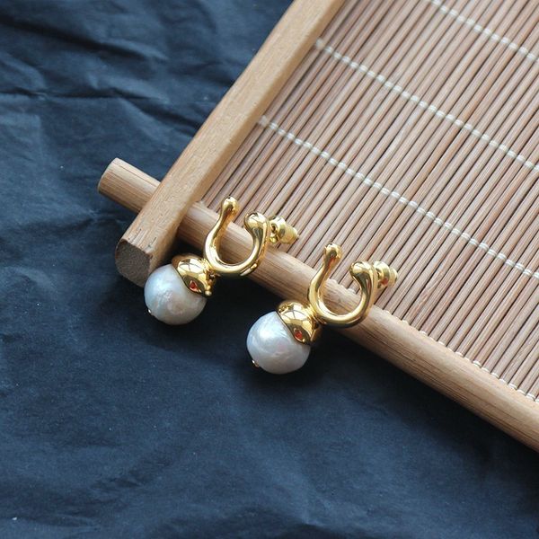 

elegant earrings u-shaped natural pearl pure copper gold-plated earrings women's textured earrings, White