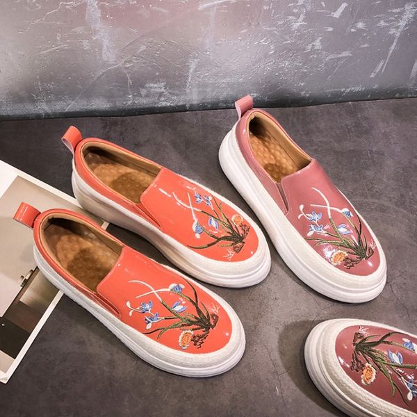 

2020 spring women new embroidery flower flats female fashion patent leather flat platform shoes ladies casual loafers flats, Black