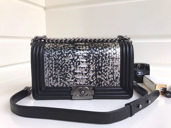 

noble leng yan snakeskin 7a high-end quality material presents an invisible gasfield clamp metal nameplate smooth and flawless