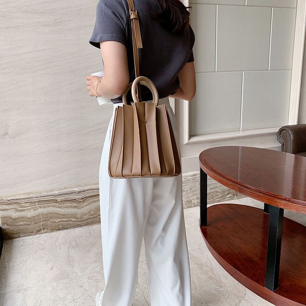 

women bucket bag vintage three-dimensional pleated handbag wooden ring handle designer crossbody bags evening clutch purse