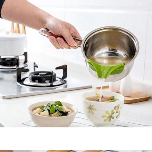 

2018 Silicone Liquid Funnel Diversion Mouth Creative leakproof Kitchen Round Edge Deflector Home Soup Pour Tool