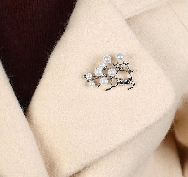 

2020 designer brooch female corsage large luxury wild fashion simple creative temperament scarf buckle pin ornament, Gray