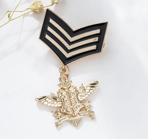 

2020 designer brooch domineering military chapter brooch feather shield cross military fashion wild frog alloy brooch chapter, Gray