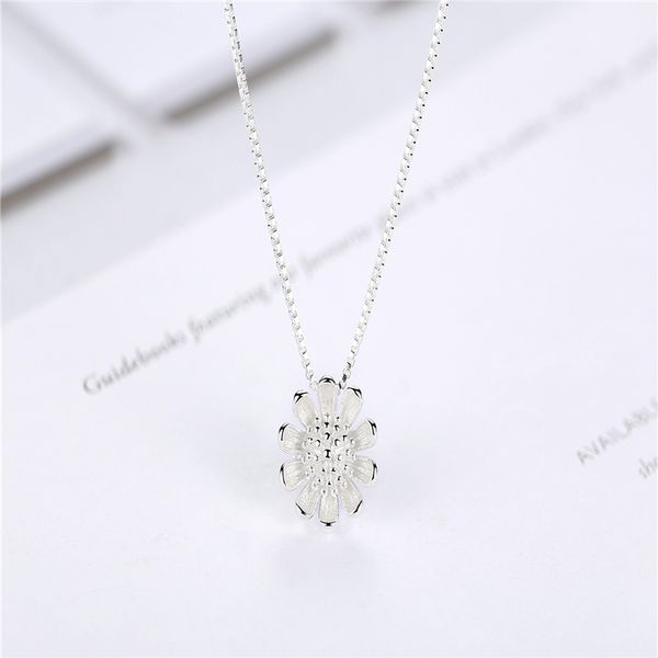 

2020 women's fashion sterling silver women's fashion new jewelry retro simple chrysanthemum pendant necklace