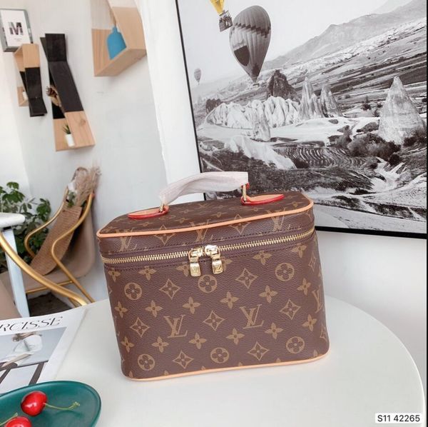 

2020 this season's makeup bag is a favorite in the fashion world, with a hard core look but a practical space. and it really worksthis