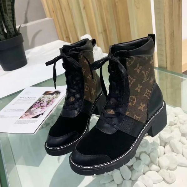 

2020 mens and womens fashion leather thong sandals with gold-toned detail causal slippers beach flats rubber flip flops 132, Black