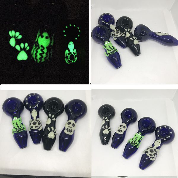 Glow in the Dark Pipa a mano Impronte Tartaruga Bruciatore a nafta Lunghezza 4 pollici Tubo di vetro Rana luminosa Tartaruga Piedi di cucciolo Teschio Cuori Cucchiaio Erba secca Nero Blu