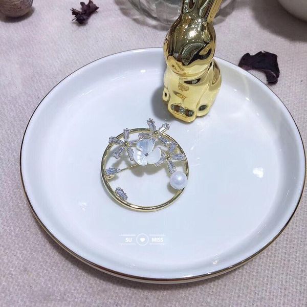 

sparkly flower brooch for women with luxury cubic zircon and shell flower christmas gift for ladies, Gray