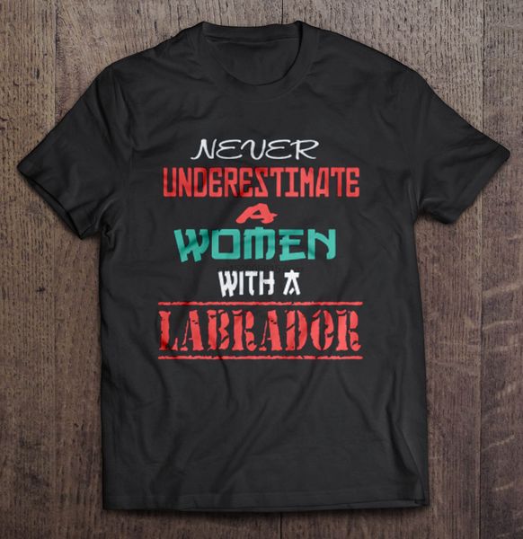 

мужчины футболка никогда не стоит недооценивать женщин с лабрадором женщин футболку