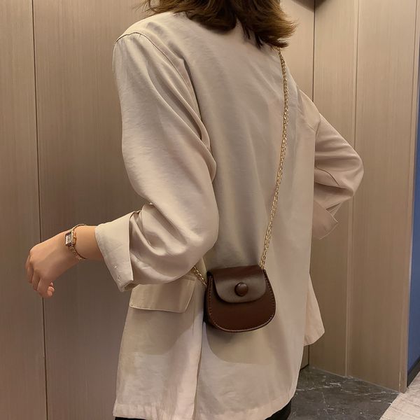 

иностранный стиль небольшой мешок женщина 2020 новый стиль корейского лета джокер мешок плеча моды цепи крест-перекинул седло