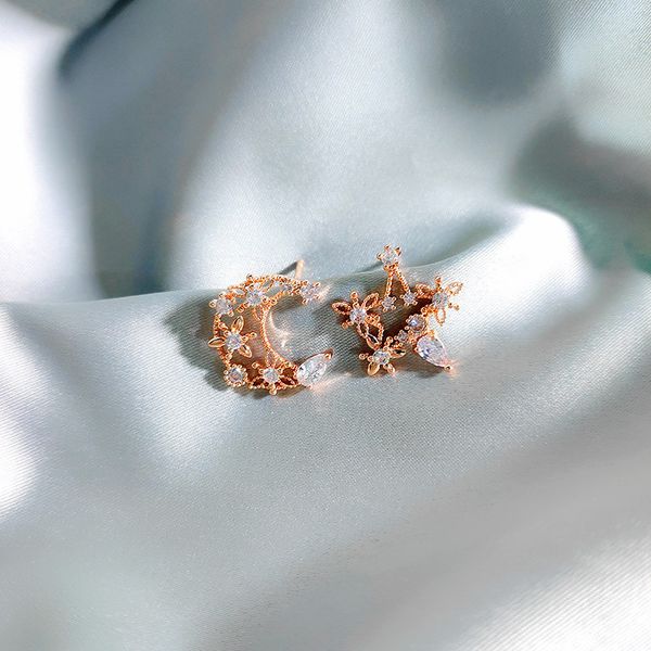 

2020 contracted creative star moon modelling design women earrings fashion exquisite cubic zirconia temperament stud earrings, Golden;silver