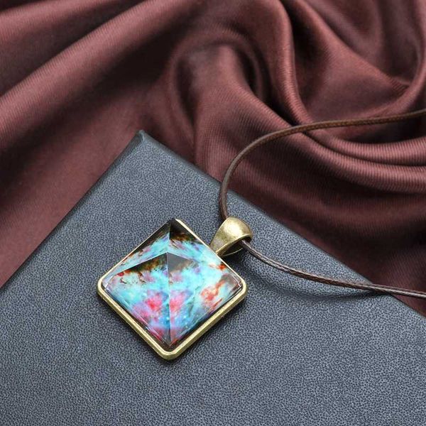 

2020 glowing crystal glow in the dark pyramid pendant outer space star dust necklace triangle geometric magic necklace, Silver