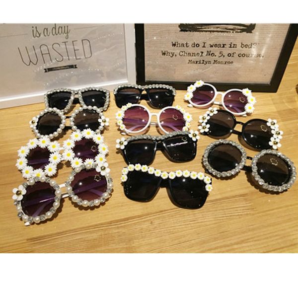 

2020 handmand rhinestone sungalsses fashion glasses women flower round sun glasses pearl colorful beach sungalsses, White;black