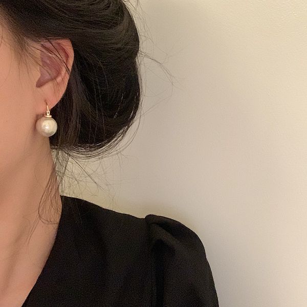 

aomu new korean trendy round imitated-pearl gold color metal ear hook earring for minimalist temperament women wedding jewelry, Golden;silver