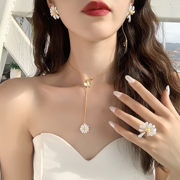 

pendant necklaces 2021 korean design fashion jewelry elegant white daisy paint alloy bee summer style female necklace, Silver