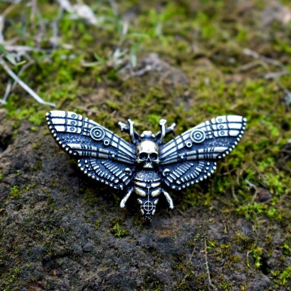 

sanlan skull moth brooch, Gray