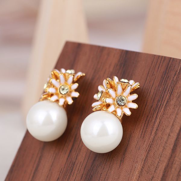 

elegance pearl and flower women earrings new fashion white daisy design pearl earrings for girls statement jewelry, Golden;silver