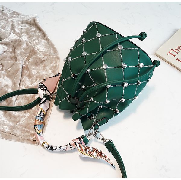 

2020 summer bag girl new chao rivet hand bill lading shoulder bag korean version baitao oblique baushen water barrel
