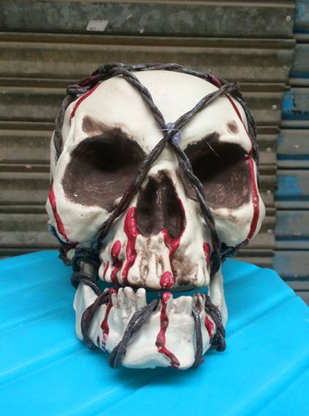 

halloween horror chamber haunted house decoration iron wire and skull scary props bloody binding skull props 8pswg