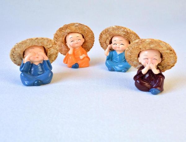 straw hats statues