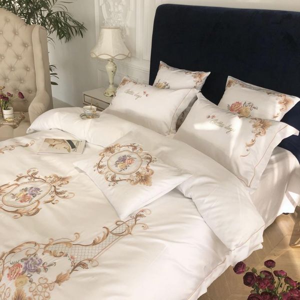 Copripiumino King Queen Size Set lenzuolo piatto con angoli Set bianco chic ricamo 4 pezzi Set biancheria da letto in cotone di seta Casa di lusso 232R