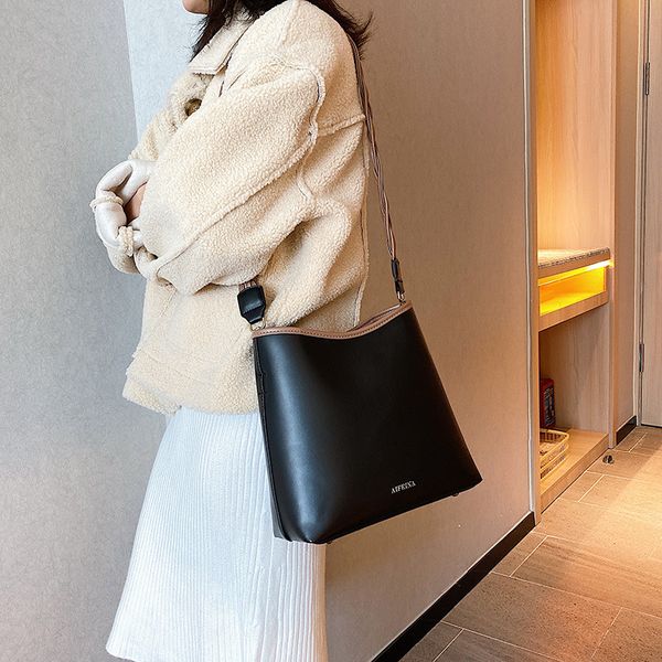 

2020 new shoulder bag explosion handbags fashion shoulder bag leisure