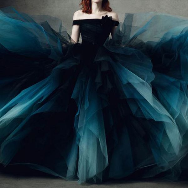 

черный и синий ombre свадебное платье a-line с юбкой vestidos де novia 2020 off плеча платье конский волос черный свадьба, White