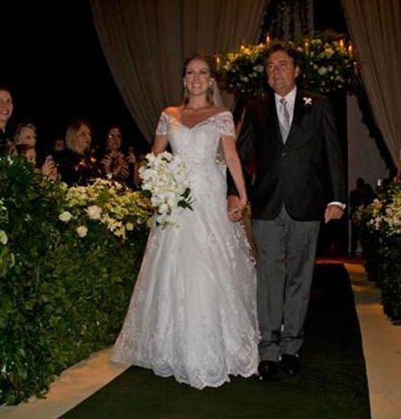 

2020 a-line sweetheart wedding dresses with lace applique short sleeve beads court train covered button bridal gown aq164, White