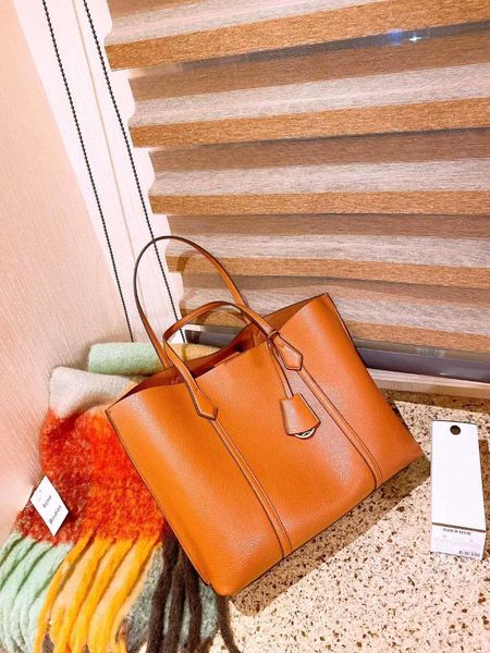 

the designer designs the high-quality original new calfskin leisure fashion shopping holiday travel essential women's bag shoulder bag