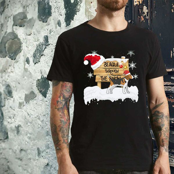

beagle through the snow santa hat t-shirt