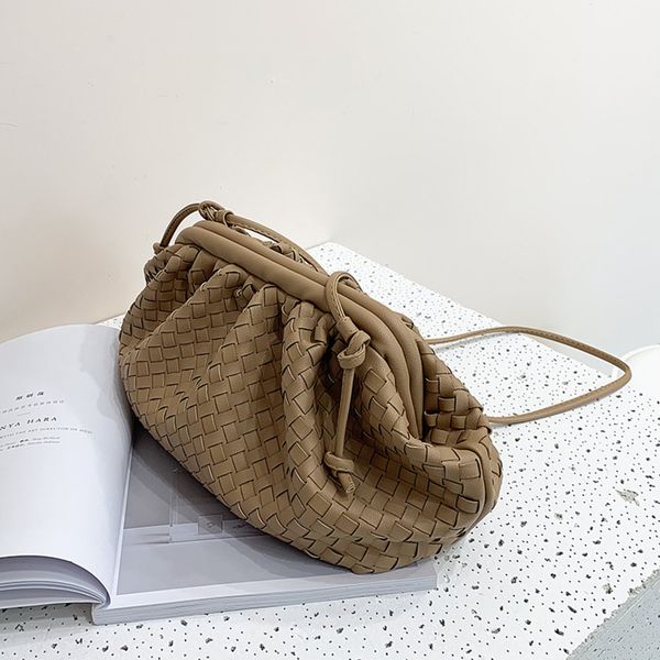

2020 woven cloud shoulder new women's shoulder personalized women's bag large capacity soft leather trendy messenger bag 6hzvd