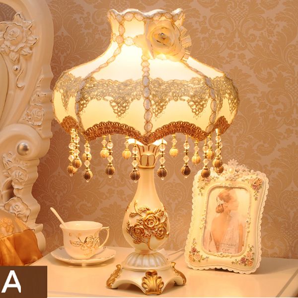 levou Desk Lamp Europeia Princess Room Quarto Resin Table Lamps Lace Abajur luz moderna decoração da festa de casamento Mesa de Luz