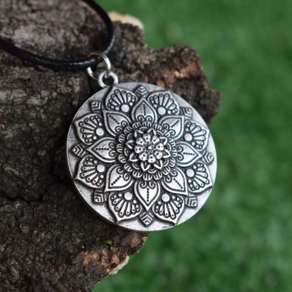 

sanlan 10pcs mandala necklace, Silver