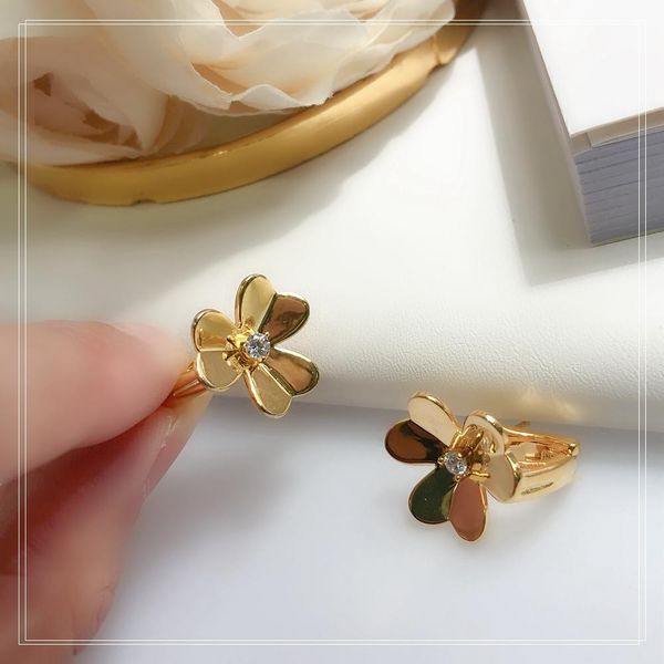 

S925 sterling silver plating 18K gold flower lady's earrings Fashion goes with everything sweet The high quality Free shipping