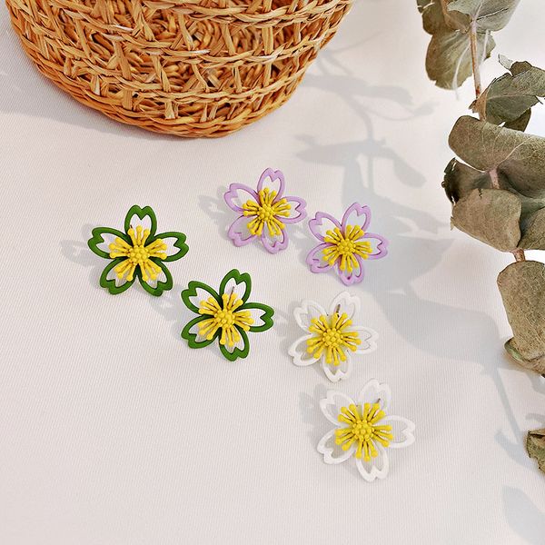 

2020 korean new fashion small fresh flower earrings cute girl daisy simple versatile earrings, Golden;silver