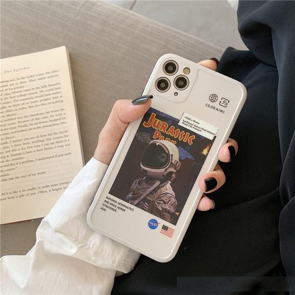 

vintage astronaut insert painting suitable for apple 11pro x phone case iphonexsmax silicone xr female 7p