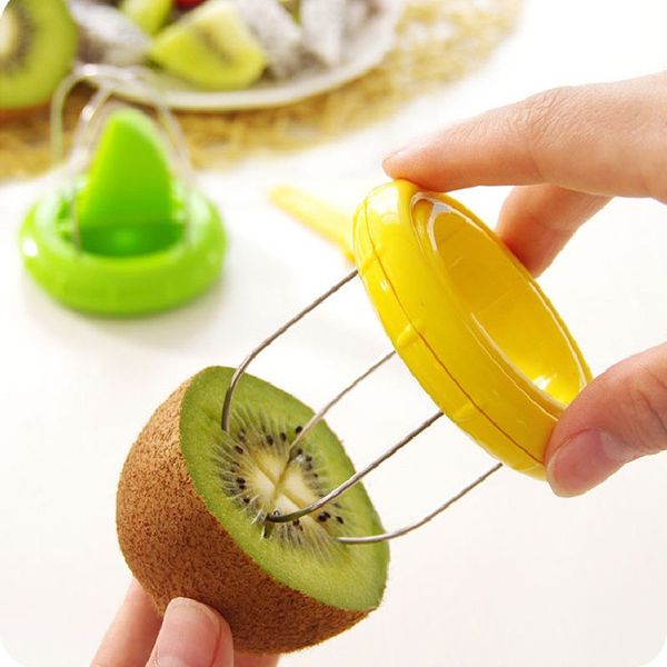 Venda quente Mini Fruit Kiwi Cortador Peeler Cozinha Gadgets Ferramentas Kiwi Peeling Ferramentas Para Pitaya escavação Núcleo Twister Slicer