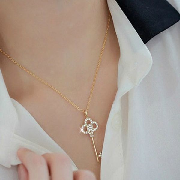 

pendant necklaces the korean drama miss yin enhui uses a short necklace crystal hollow zircon key chain clavicle, Silver