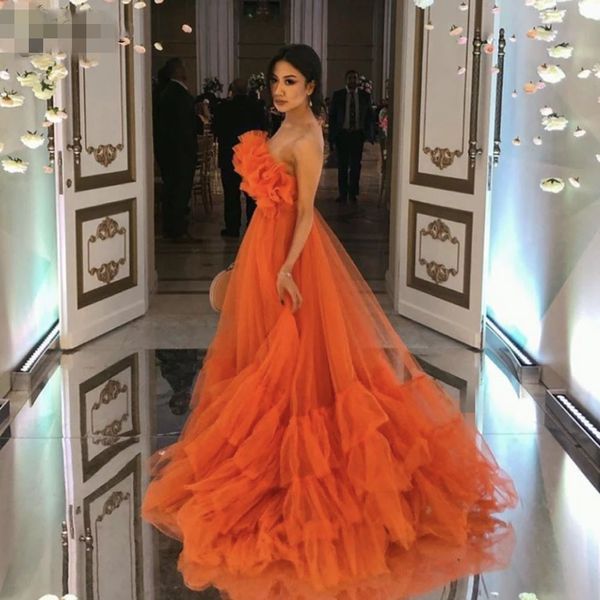 Orange A-Linie Lange Ballkleider 2020 abgestufte Rüschen Tüll trägerloses Abendkleid Vestidos de Fiesta Maßgeschneiderte Party-Nachtkleider