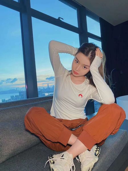 

vchmx round early autumn 2020 thin skin friendly neck embroidery t-shirt embroidery texture with new hand feelversatile moon cotton long sle, White