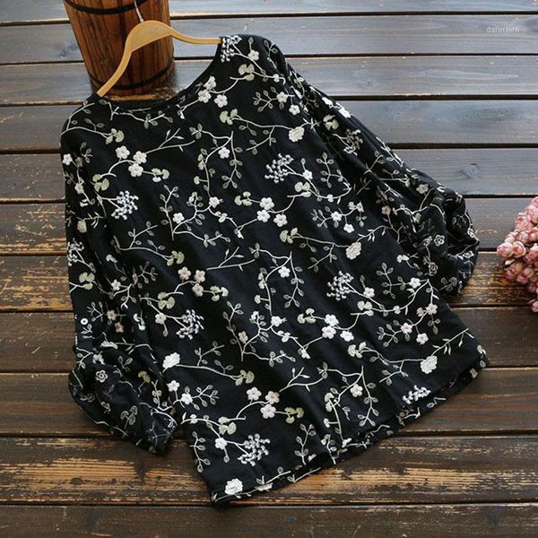 

5091new autumn women's japanese-style round neck cotton pullover floral embroidered doll shirt1, White;black