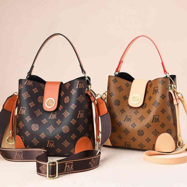 

2022 factory wholesale women's autumn and winter new fashion printing large capacity bucket one shoulder hand versatile messenger bag t