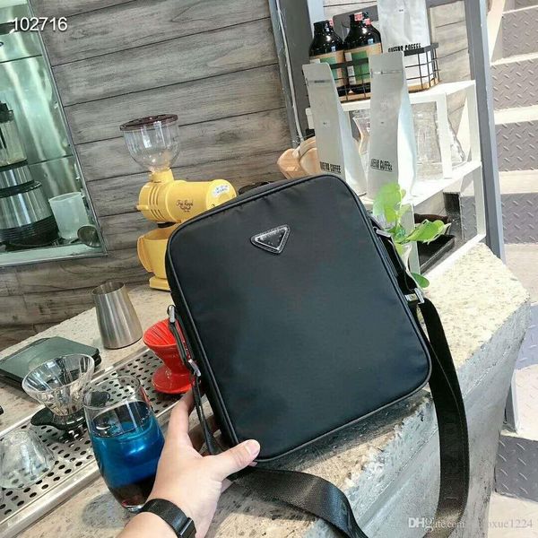 

2020 new designer shoulder bag men's messenger bag leisure bag is made of canvas