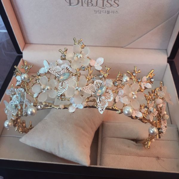 

bride tiktok, eighteen year old goddess of year, performs the air crowning, Silver