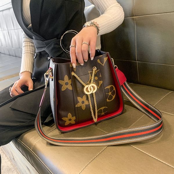 

2020 new women's shoulder chain large capacity bucket trendy shoulder messenger bag women's chain bag muwkl