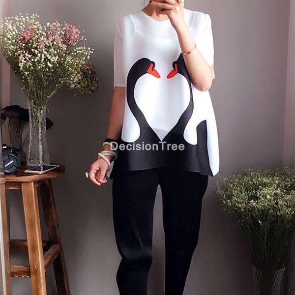 

2021 asian women novelty pleated blouse chinese style satin blouse traditional button clothing vintage swan print, Red