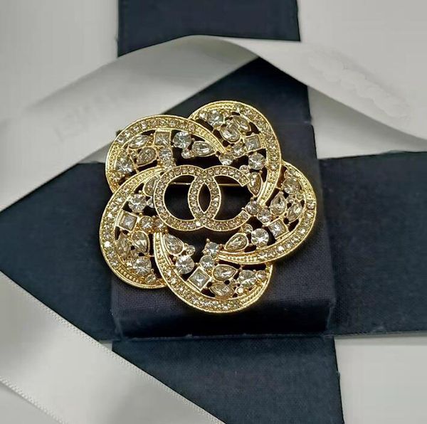Broches de strass de cristal embutido de alta qualidade Marca de designer de luxo com letras duplas para terno de colarinho broche de flores geométricas broche para homens e mulheres joias de casamento