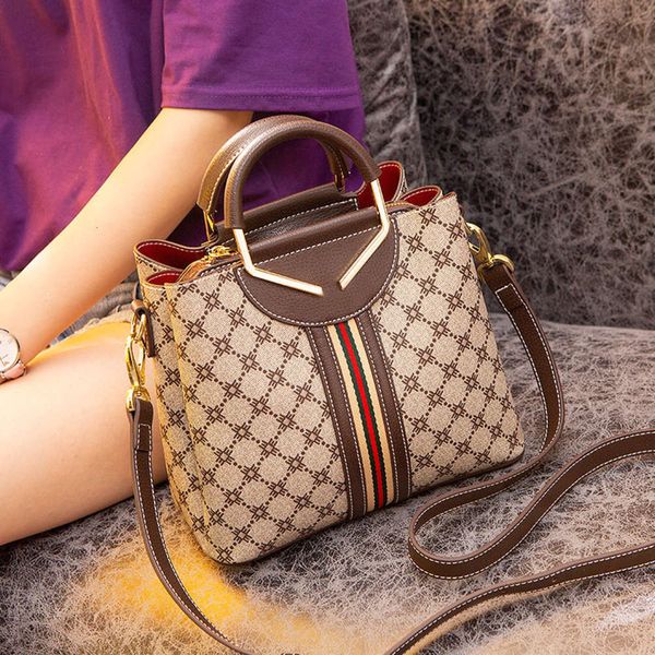 

luxurys designers 2021 new french niche fashion handbag versatile women's bag foreign style