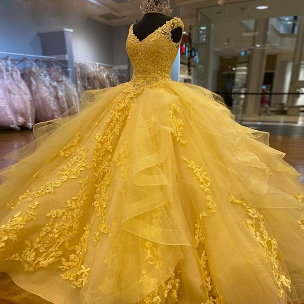 Charro Gelbe Quinceanera-Kleider mit V-Ausschnitt, Spitze, Applikationen, süße 15-Kleider, Rüschen, mehrstufiges Ballkleid, Junior-Geburtstagsparty-Kleid239Z